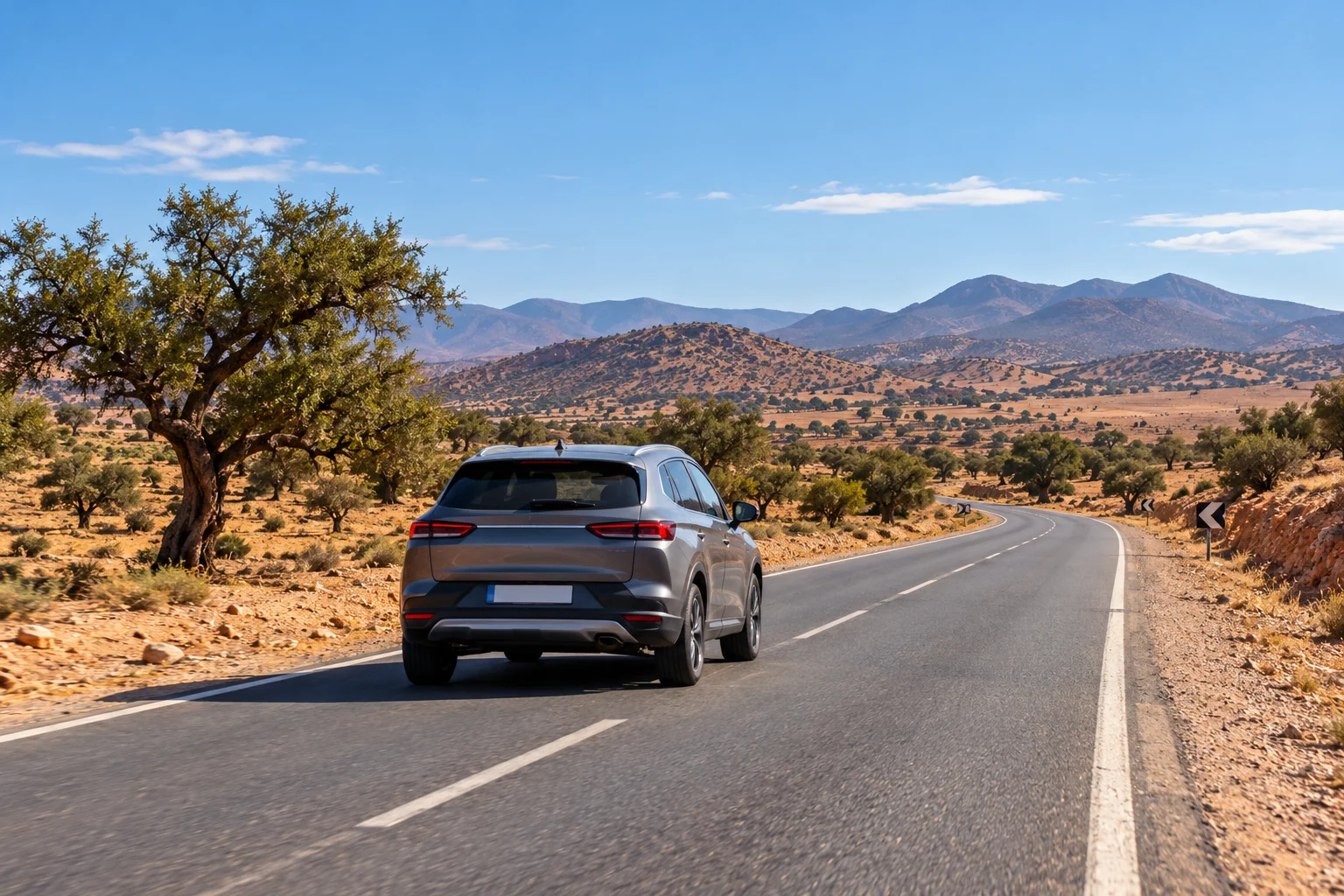 Mietwagen auf der Straße von Marrakesch nach Essaouira durch Westmarokko. nächstgelegener Flughafen nach Essaouira